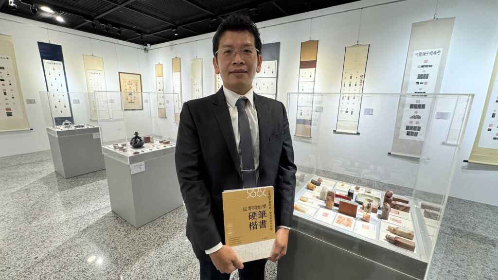▲劉嘉成的創作,受傳統古典書法與現代藝術手法啟發,將書法與篆刻巧妙融合,使兩者相得益彰。(記者林明佑攝)