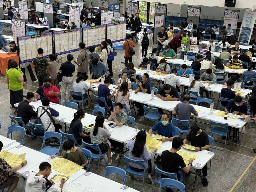 ▲高雄市勞工局將於2月22日（六）下午1點30分至4點30分，在高鐵左營站彩虹市集1樓夢想廣場，舉辦「樂業高雄、幸福融融」現場徵才活動。（資料照片／高雄市政府提供）