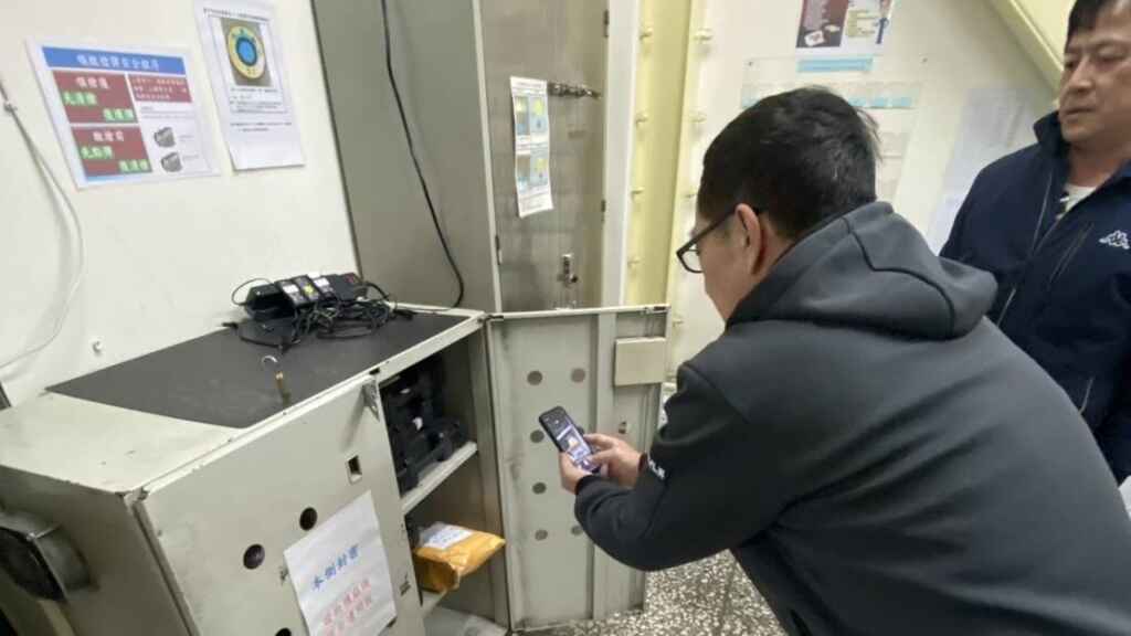 ▲臺中市的靈聖宮年節期間香火鼎盛，短短數日內已累積鉅額香油錢，廟方擔憂現金存放安全，特別向臺中市政府警察局第二分局文正派出所申請協助，暫存派出所槍械室，確保善款安全無虞。（台中警方提供）