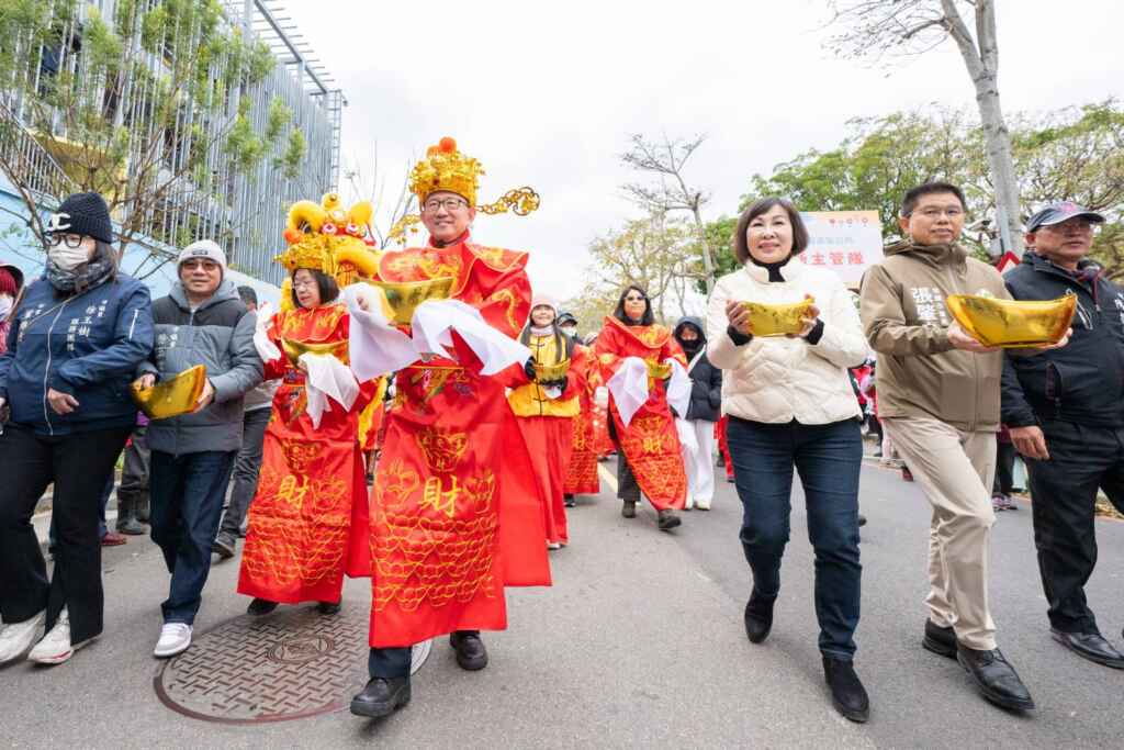 ▲身著財神裝的桃園市副市長王明鉅率隊踩街。（桃園市政府提供）