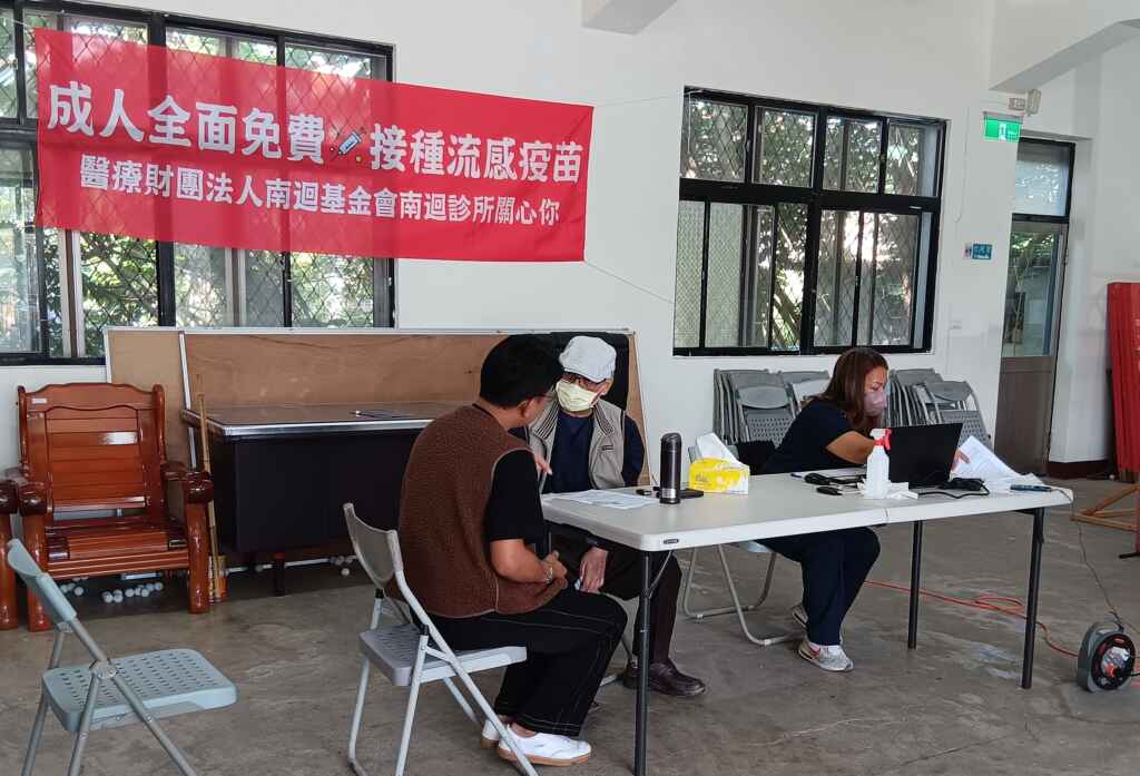 ▲國光流感疫苗施打計劃啟動 首場由徐超斌醫師帶領醫護團隊前往尚武活動中心為民眾施打(圖/南迴基金會提供)
