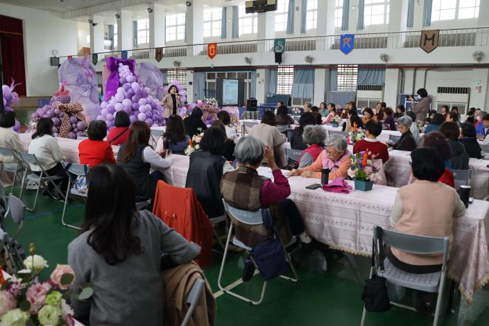 張麗善勉勵分享經驗,傳承與創新並行,攜手創造更多優質學習環境與議題。(記者廖承恩翻攝)