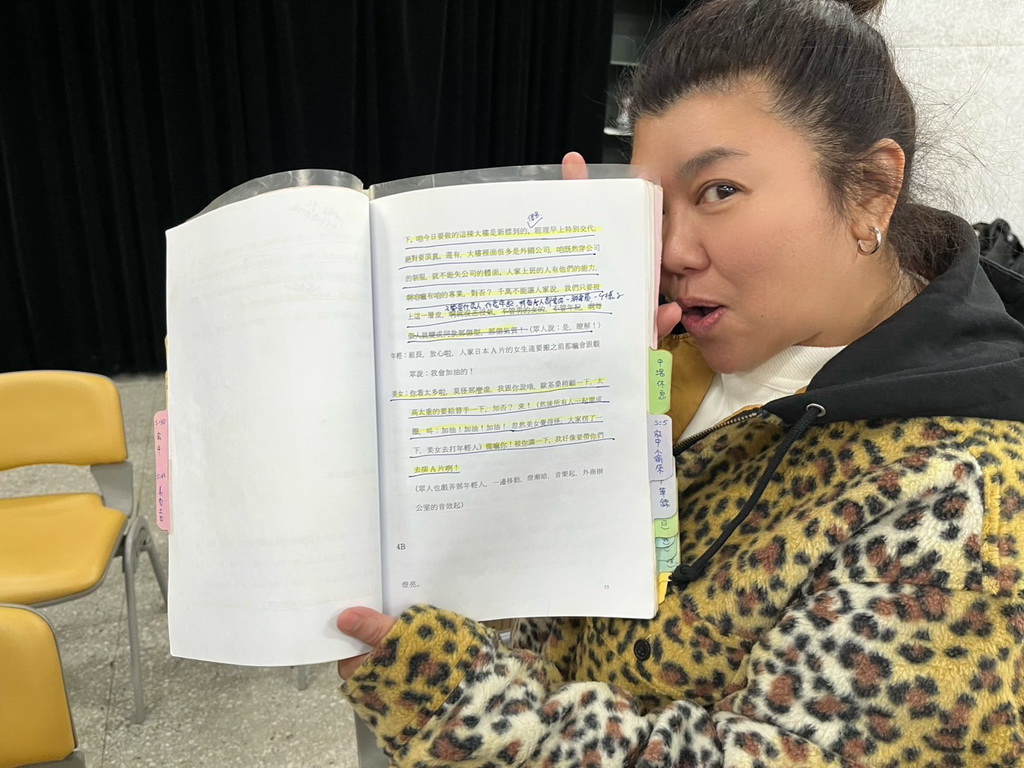 林美秀與16年前《人間條件四》的排練劇本合照,密密麻麻的筆記讓眾演員感到新鮮跟好奇。(綠光劇團提供)