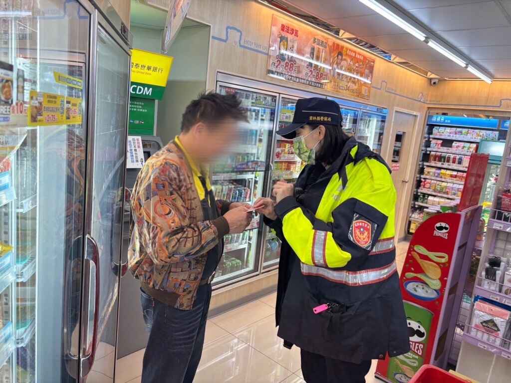 警方到場協助聯繫客服，並確保提款卡退還給顏男。(記者廖承恩翻攝)