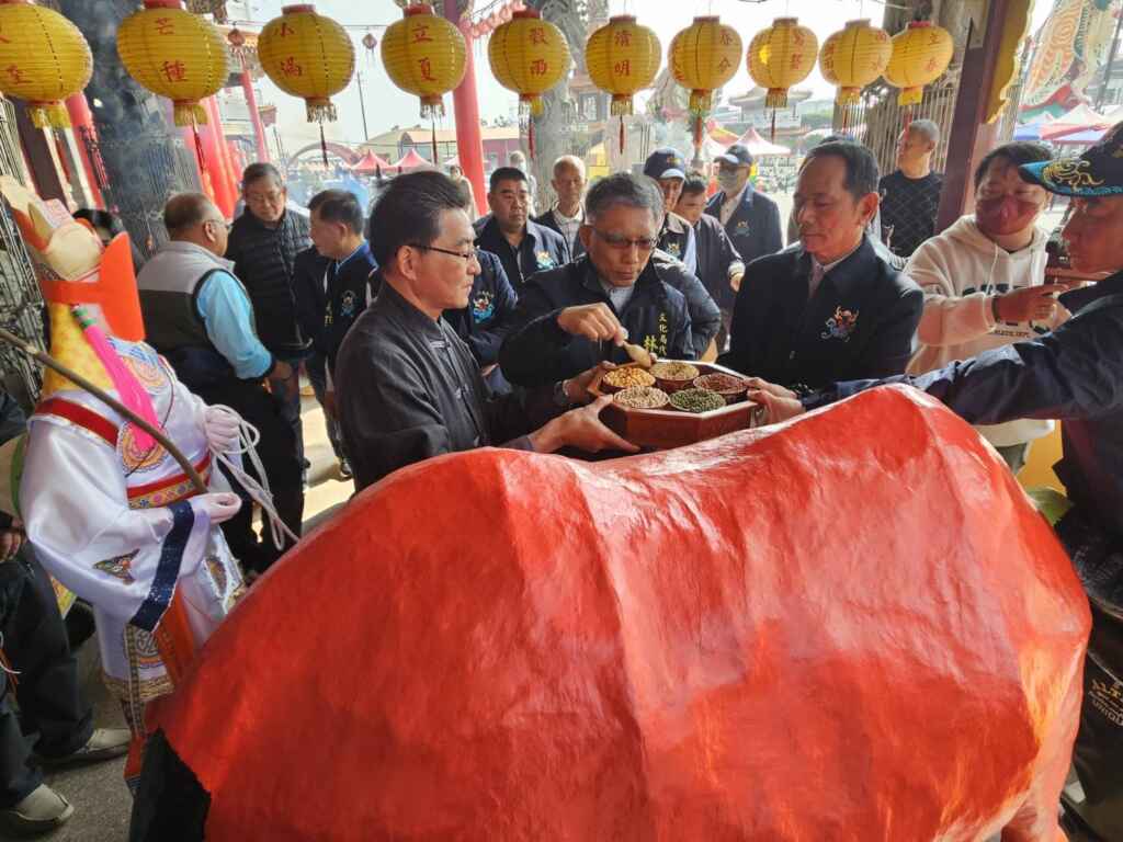 大年初一完成春牛與芒神開光,皆由聖母廟鄭深池主任委員及代理局長林韋旭共同進行。