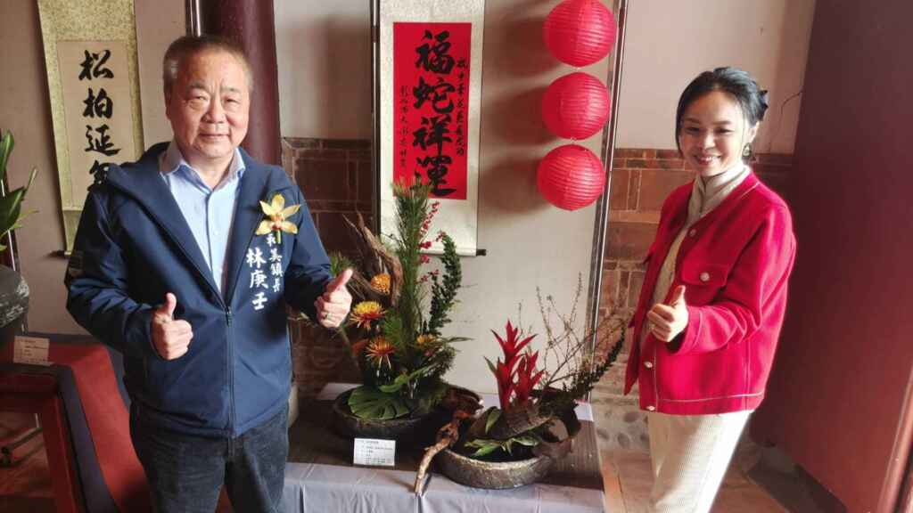 ▲和美鎮長林庚壬表示,感謝這次彰化縣中華花藝協會特地安排到道東書院展出,讓道東書院除了書香也充滿了花香。(記者林明佑攝)