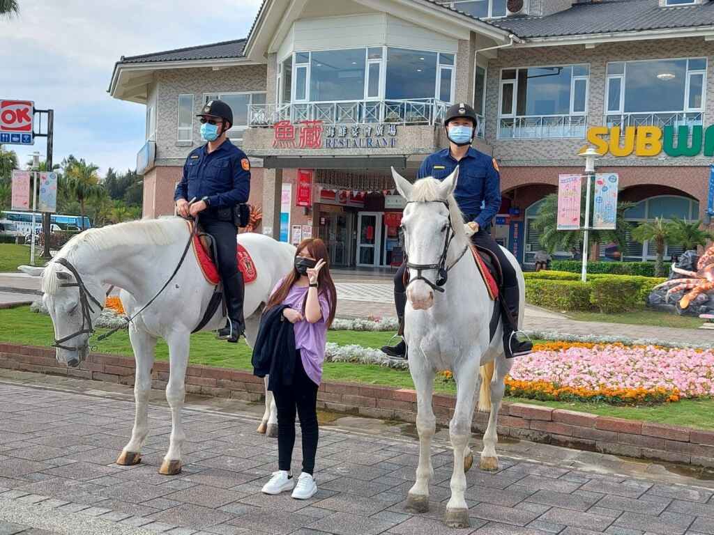 ▲假日新北騎警隊執勤巡邏淡水漁人碼頭。(新北市漁業處提供)