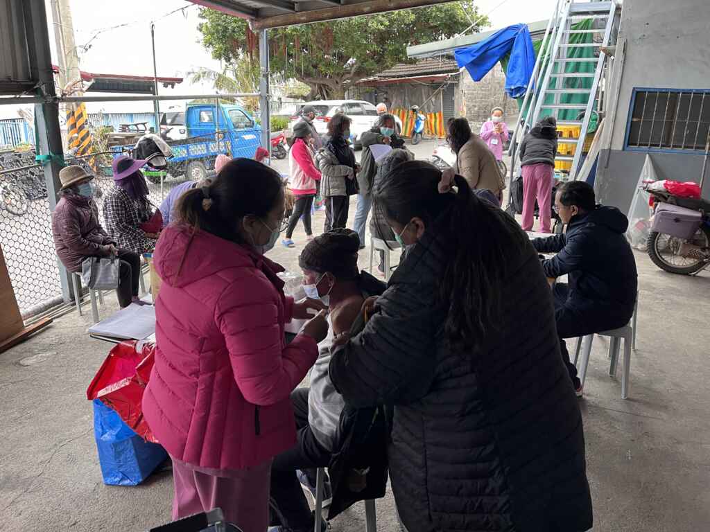 ▲國光流感疫苗場-多良文健站-現場民眾踴躍,排隊等候(圖/南迴基金會提供)