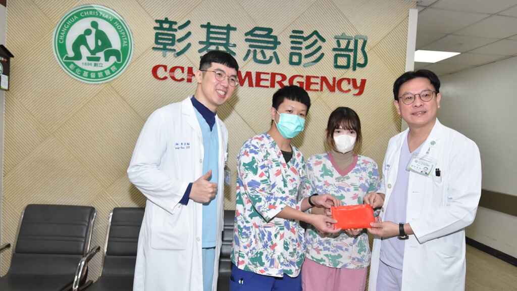 ▲彰基總院長陳穆寬（右一）頒發10萬元百貨公司禮券，獎勵郭芸亘（右二）與蘇奕帆（左二）兩位護理師的英勇行動（左一：彰基急診主任李宗翰）。（彰基醫院提供）