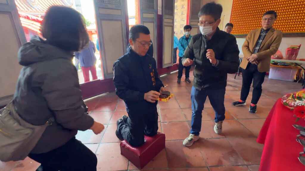 ▲鹿港文武廟文衡聖帝1866週年聖誕祭祀大典,也辦理關聖帝君里長爐擲筊儀式,依照擲筊數決定新任爐主。(記者林明佑攝)