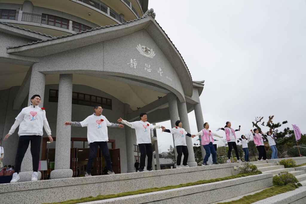 ▲大臺中護理師護士公會健走活動，中央與地方政府指導長官共襄盛舉，臺中市政府衛生局長曾梓展（左三）一起帶動暖身操。（臺中慈濟醫院提供）