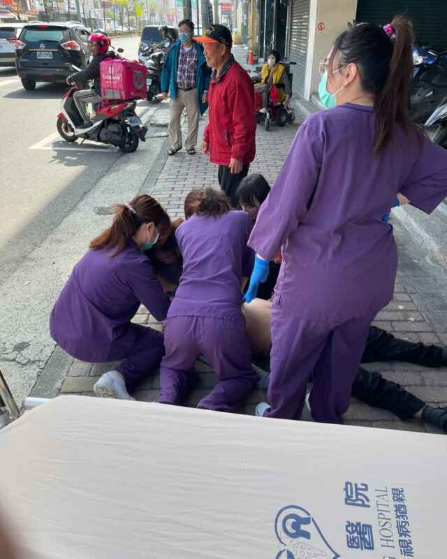 ▲員榮醫療體系員榮醫院員生院區急診人員在莒光路人行道上為張姓老公先急救。（取自陳建甫醫師臉書／員榮醫院提供）