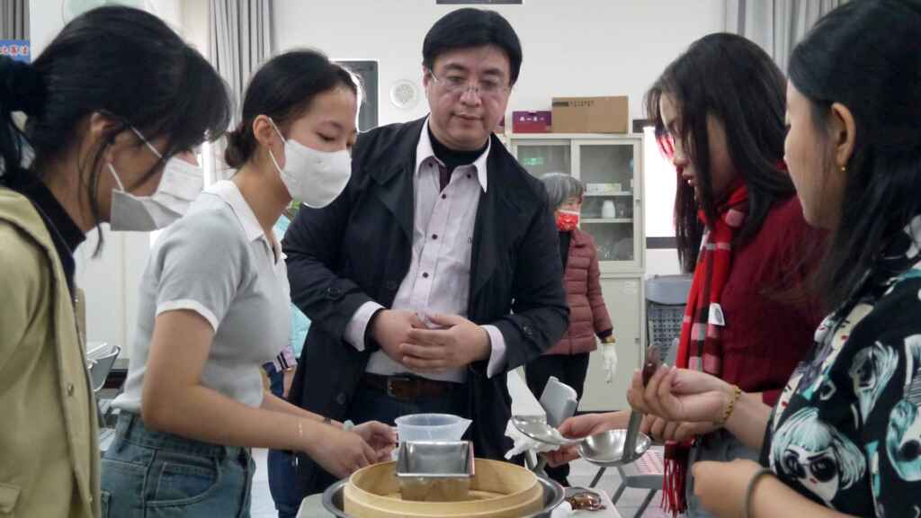▲大葉大學藥保系許文光老師(中)指導學員製作九層粿。（記者林明佑翻攝）