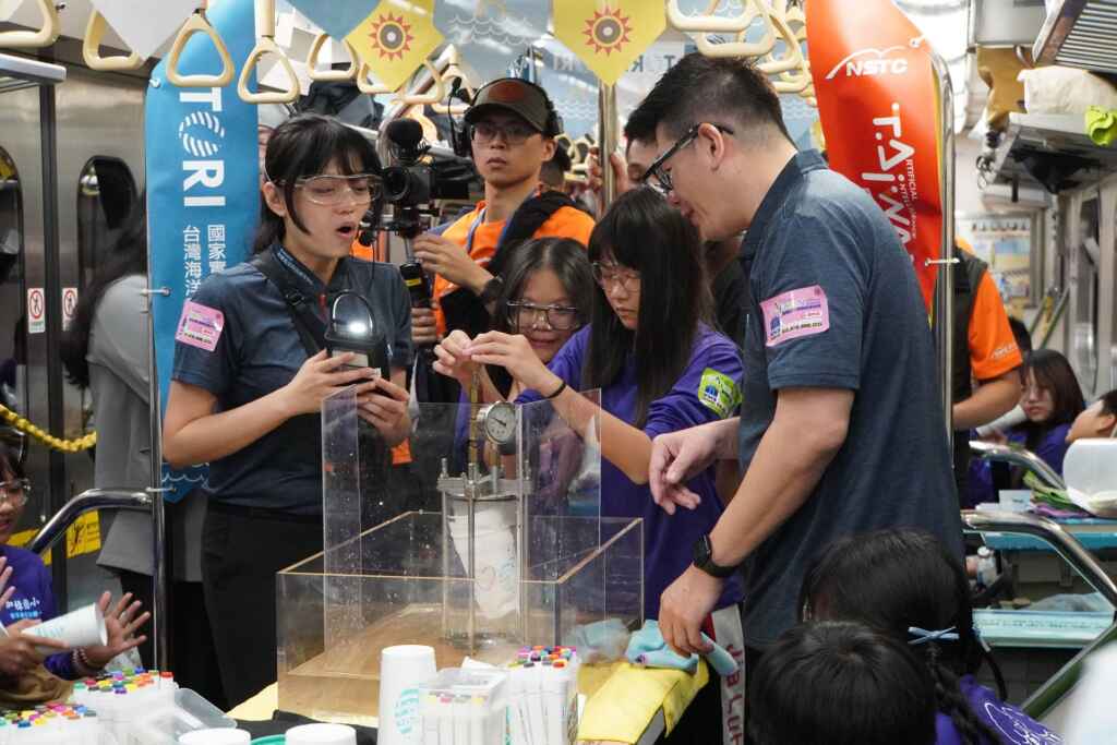▲迎曦科學列車讓偏鄉小孩在火車上玩科普。(大葉大學提供)