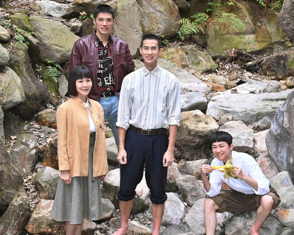 ▲何宜珊(左起)王盈凱、盧彥澤、陳玹宇日前頂著低溫到山中拍攝外景。（台視提供）