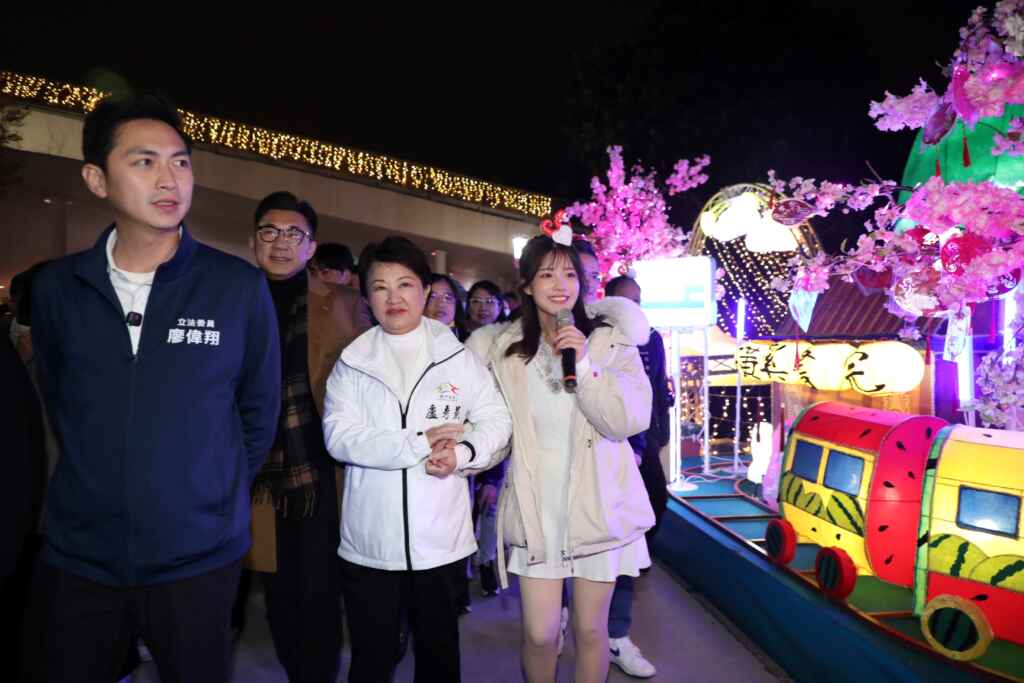 「樂in LOVE」燈區代言人貓貓女神也驚喜現身跟市長盧秀燕和大家一起同樂。