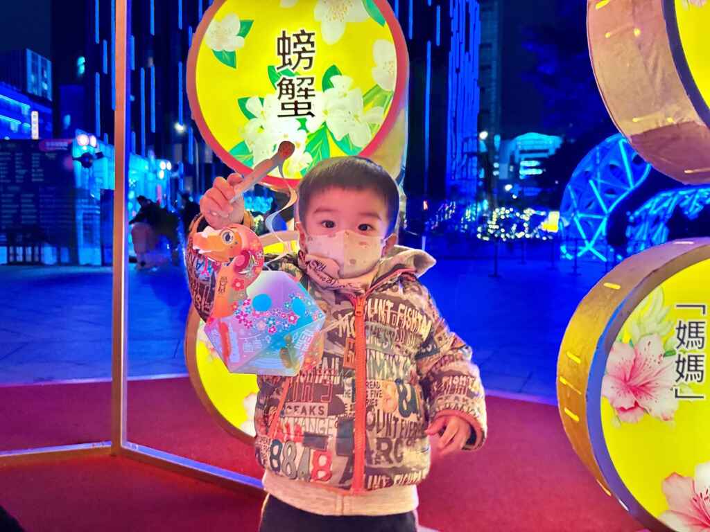 ▲於元宵節當日，民眾只要提著任一款小燈籠，即可至台北燈節展區4個服務台，兌換限量湯圓，祝福大家新一年團圓美滿、好運連連。（臺北市觀傳局提供）