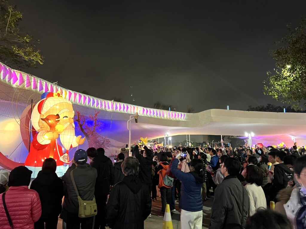 ▲台中燈會「樂 in love」燈區月下有緣主燈秀吸引民眾觀賞。（記者張學宜翻攝）