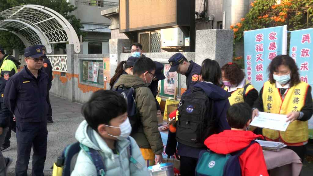 ▲彰化分局現場進行婦幼及交通人身安全宣導,教導學童及用路人正確的用路觀念,加上活潑有趣的立體宣導牌吸引眾多學童熱情參與有獎徵答活動。(記者林明佑攝)
