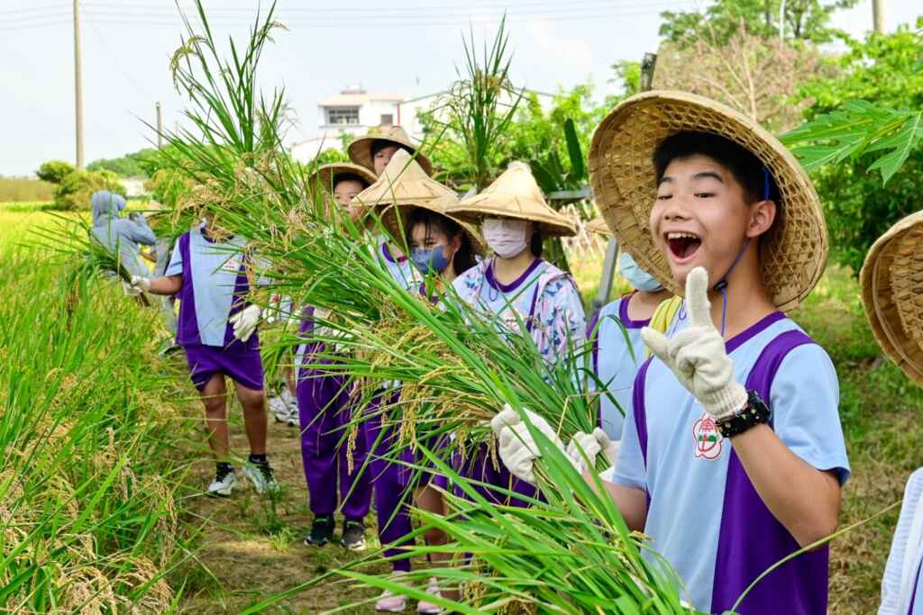 運用在地食材、擴大周邊效益，同時也透過食農遊學地圖計畫的執行，讓外校師生、親子團體前來遊學體驗。