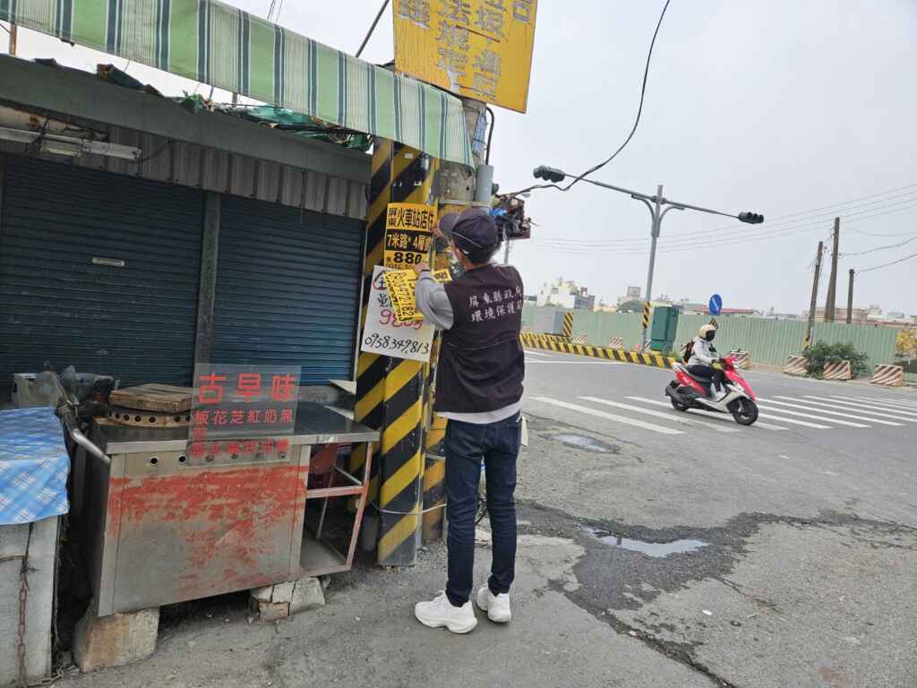 房仲與建商為了促銷商品,在電(燈)桿密集張貼琳瑯滿目的廣告板,宛如電(燈)杆之瘡疤,影響市容與行車安全甚鉅。