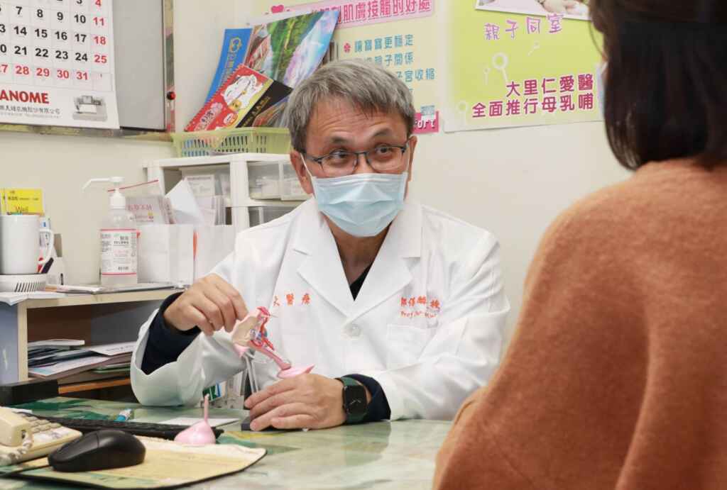 ▲郭保麟醫師指出，若曾生育過染色體結構異常小孩的夫妻，需接受染色體檢查，確定下次懷孕孩子是否有染色體異常風險。（大里仁愛醫院提供）