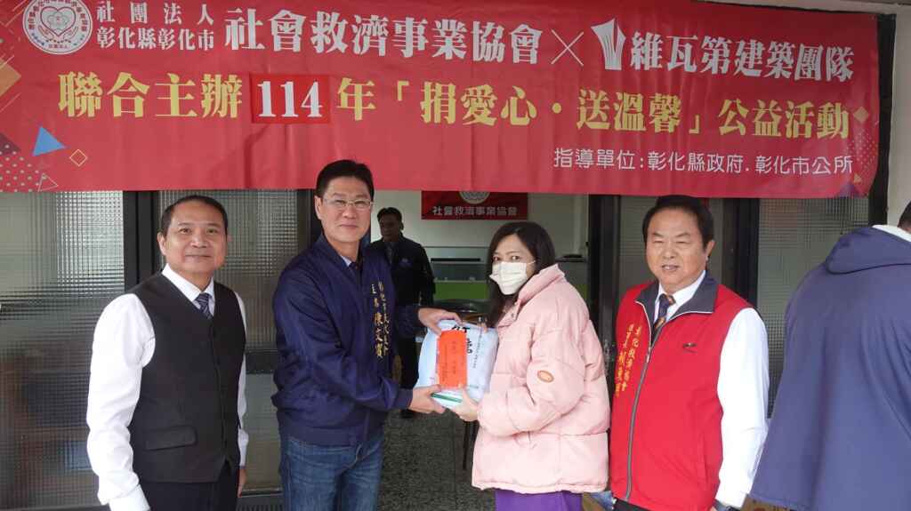 ▲彰化市民代表會主席陳文賓發放關懷慰問金及物資。(記者林明佑攝)