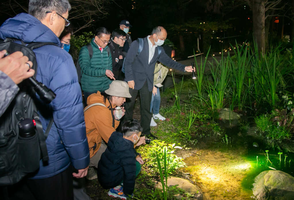 ▲Canon 總裁與員工走訪暗夜森林、體驗夜間生態導覽,感受無光害的大自然之美。