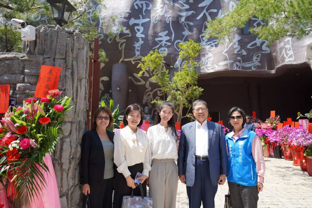 ▲廣納創意興建新竹縣美術館，楊文科縣長日前又率隊參加苗栗縣三義鄉「許文融美術館」開幕，取經獨特的建築設計以及藝術家許文融將科技結合藝術、營造虛實交錯的藝術體驗。（新竹縣文化局提供）