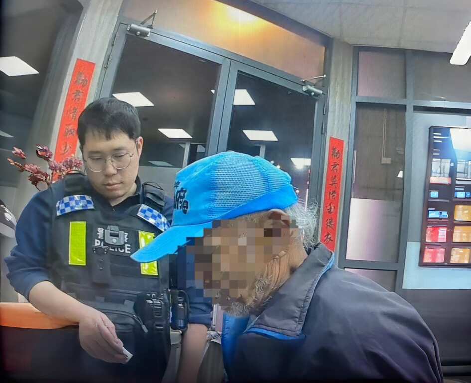 警方能迅速尋獲老翁並安全接到派出所休息。(記者廖承恩翻攝)