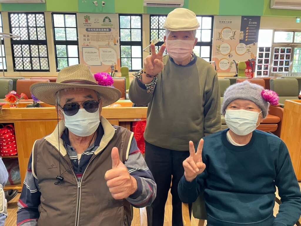▲阿東阿伯(左一)戴西部牛仔帽，配上帥氣的太陽眼鏡，裝扮成美國警長的模樣。（記者林明佑翻攝）