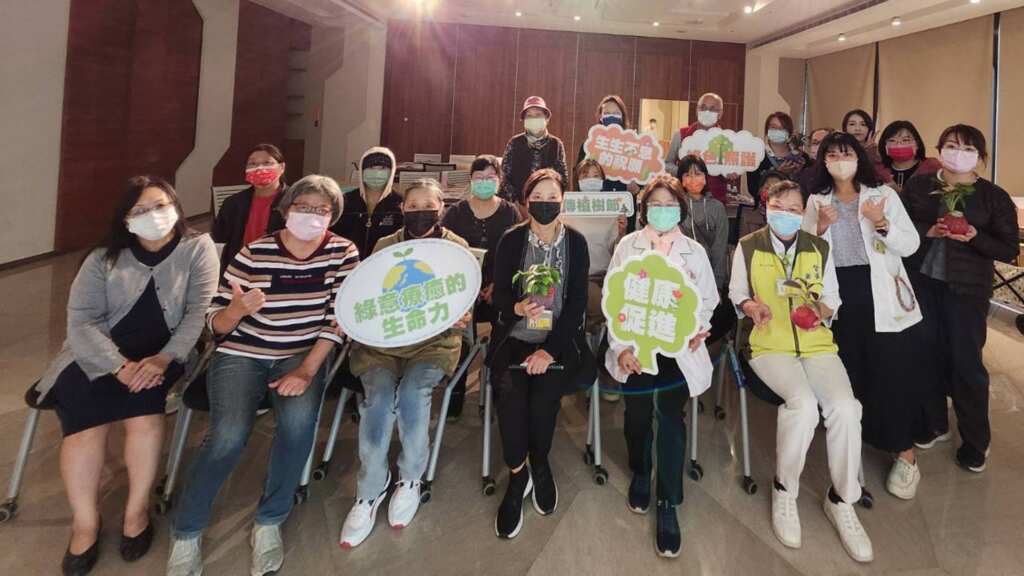 ▲為響應植樹節，彰化秀傳醫院於3月12日舉辦「綠呼吸2025植樹節活動」，邀請癌醫病人一同參與，透過健康講座與DIY水苔球課程，讓「綠呼吸」成為心靈療癒的力量。（彰化秀傳醫院提供）