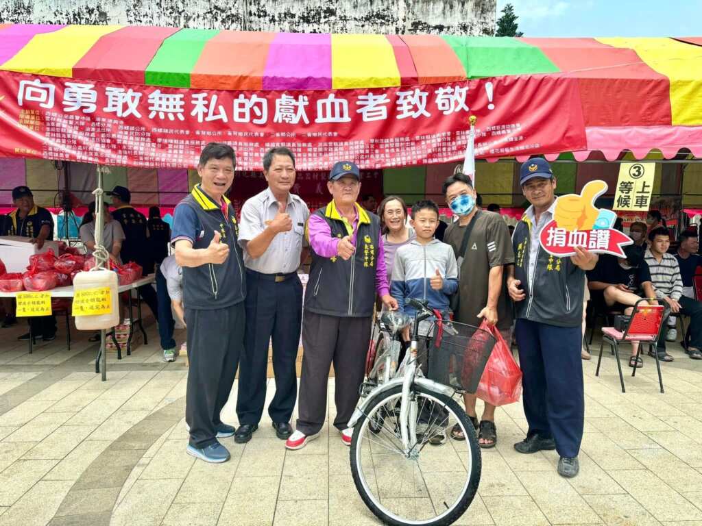 0d06e8e8c358bb96f070a21ed86cf96b主辦單位準備60吋電視及20台自行車抽獎助興。(記者廖承恩翻攝)