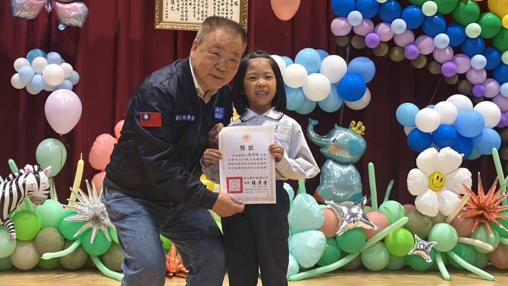 ▲由鎮長林庚壬頒獎勉勵鎮內179位模範兒童，肯定獲獎學生年紀雖小，卻能成為同儕的楷模。（記者林明佑翻攝）