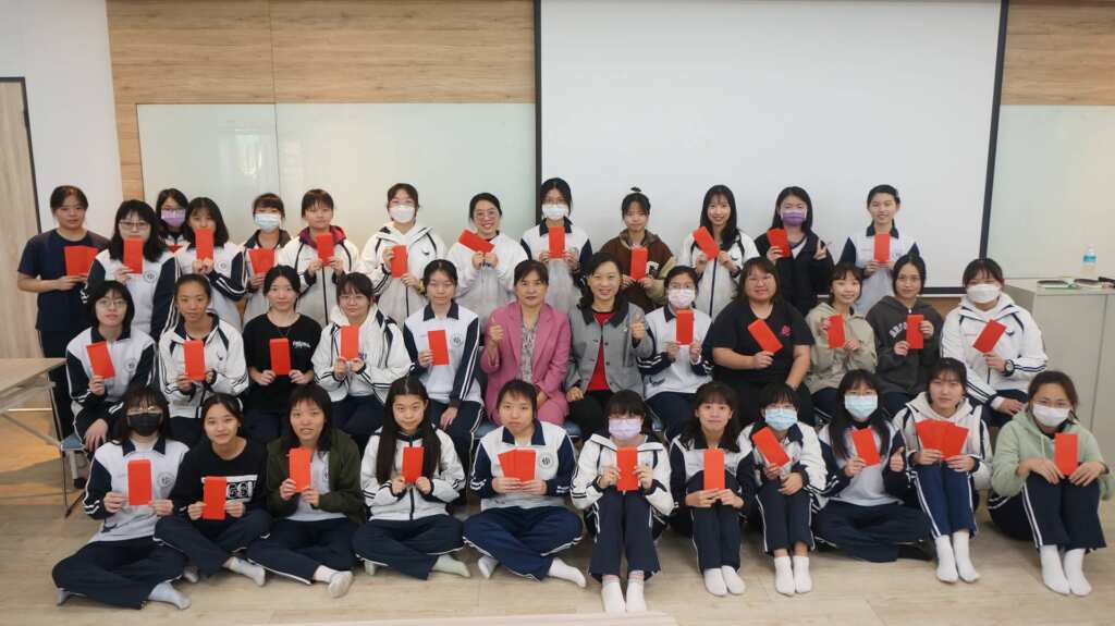 ▲彰化女中校長陳香妘及家長會莊璧禎會長頒發表現優異學生獎學金。(彰女提供)