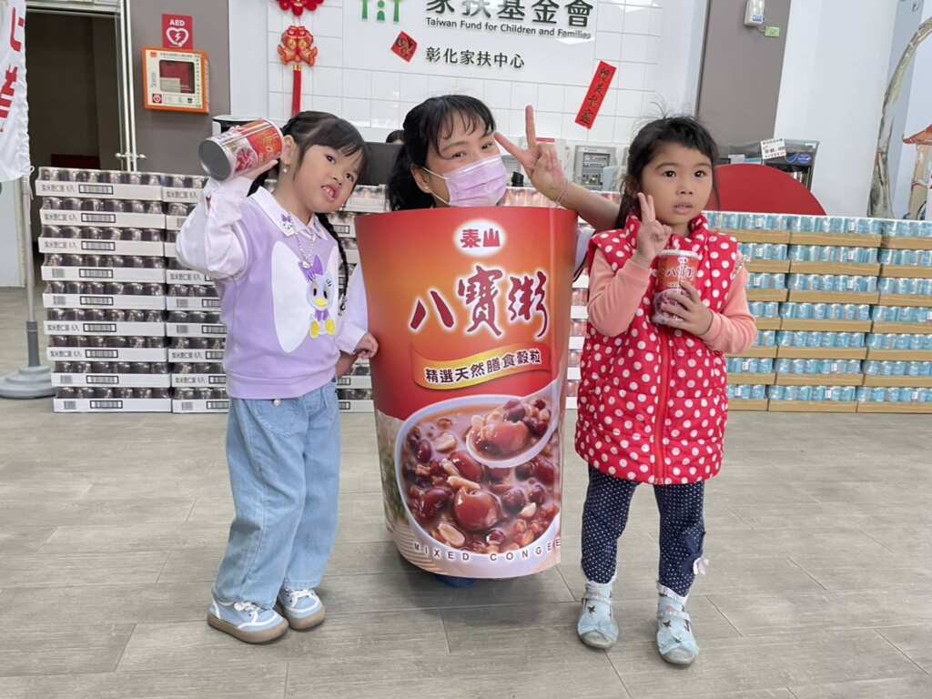 ▲泰山企業捐贈儀式上,裝扮「八寶粥」滿麗姊姊開心與家扶兒合影。(記者林明佑攝)
