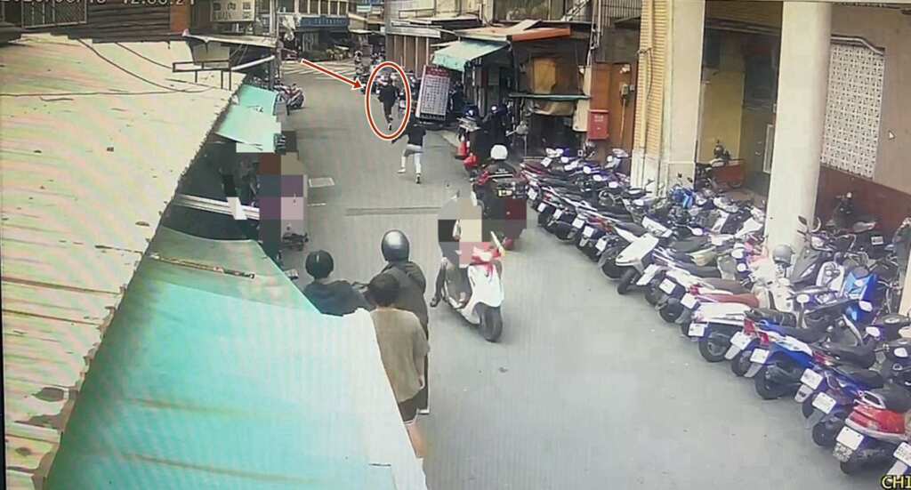 ▲空手套白狼！男子面交拿手機竟落跑遭警民合力圍捕。（民眾提供）