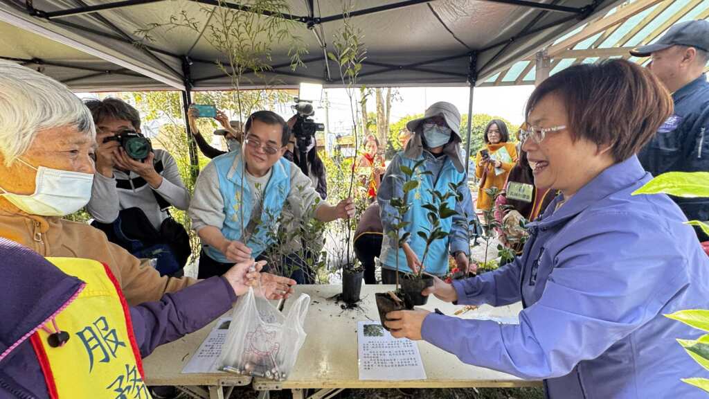▲現場也提供象牙木、茶花、台灣肖楠、竹柏等樹苗各500株,共2000株讓大家可以帶回家種植,如果社區或者團體有興趣要植樹。(記者林明佑攝)