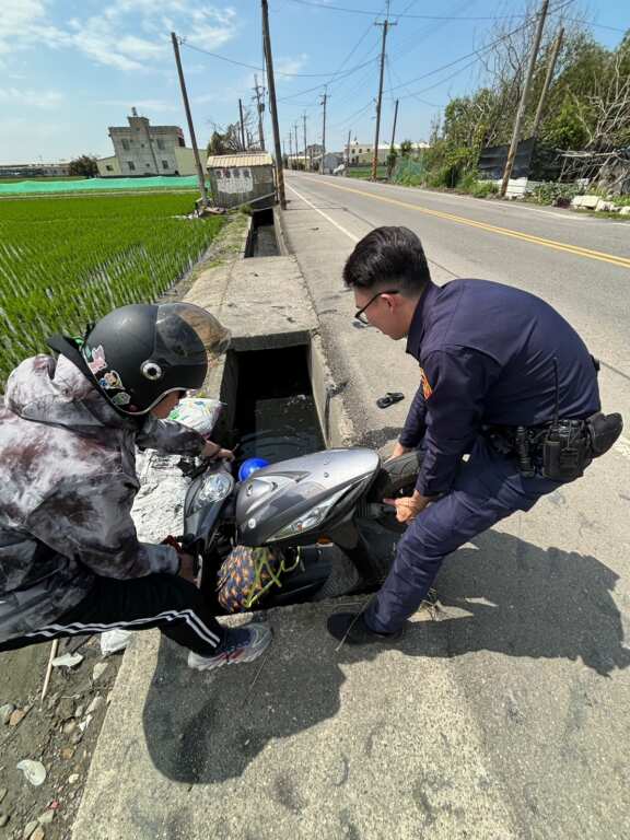 1292c16856b677ddee5873a24776c5fe黃姓男子為了撿拾資源回收物,不慎連人帶車跌落水溝。(記者廖承恩翻攝)