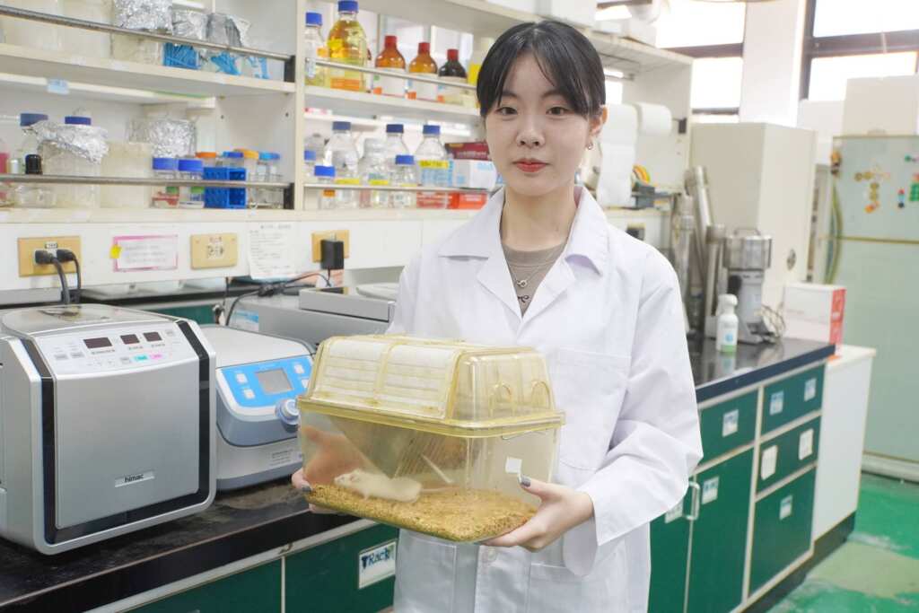 ▲大葉大學藥保系謝佩旂同學在實驗室與小白鼠一起度過實驗過程。(記者林明佑翻攝)