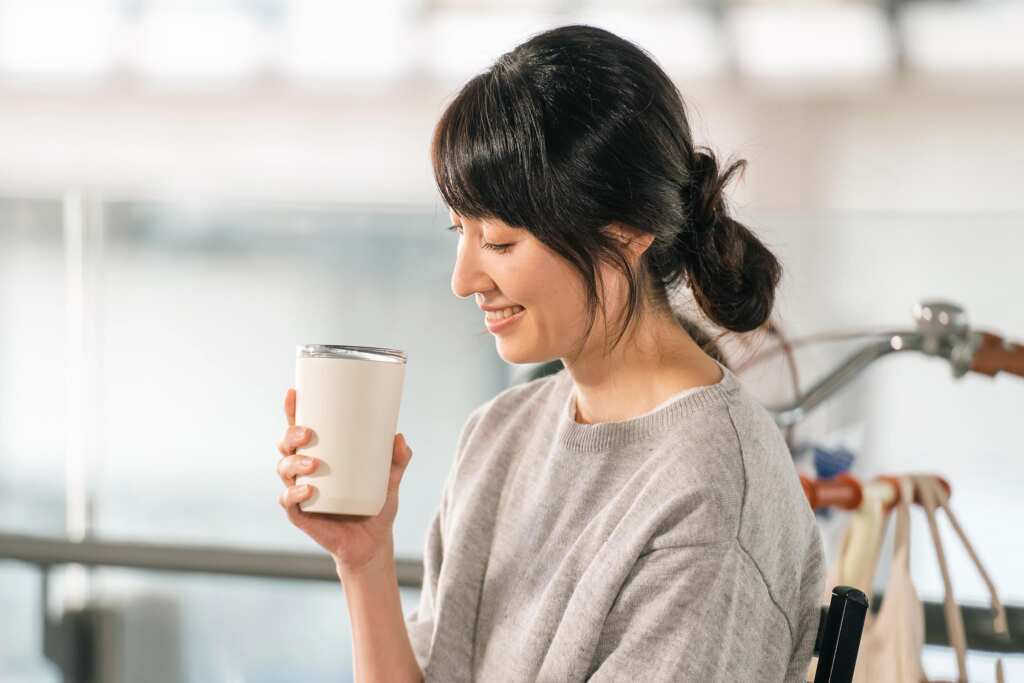 《歡迎光臨 二代咖啡》田中千繪劇中靠著一杯咖啡的時光,找回屬於自己的Me Time。(記者張玉泰翻拍)