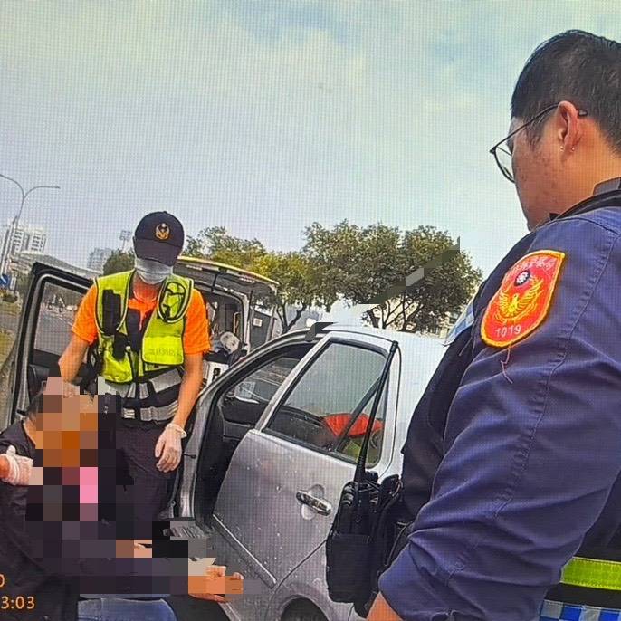 197fe6c2c9b8cbb3566d906bf313cc69警方與消防救護人員及時趕到,迅速採取行動。(記者廖承恩翻攝)