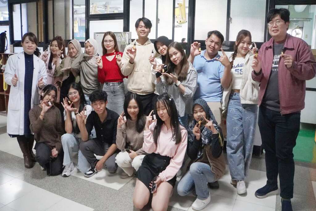 ▲大葉大學藥保系舉辦生物多樣性應用共築永續微學程實作工作坊,國際學生開心體驗。(記者林明佑翻攝)