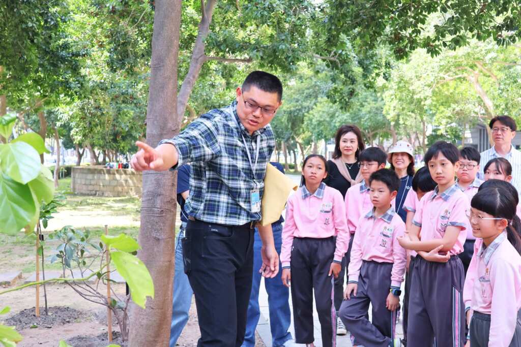 ▲活動會後由植物園錢易炘博士帶忠明國小師生進行導覽。(國立自然科學博物館提供)