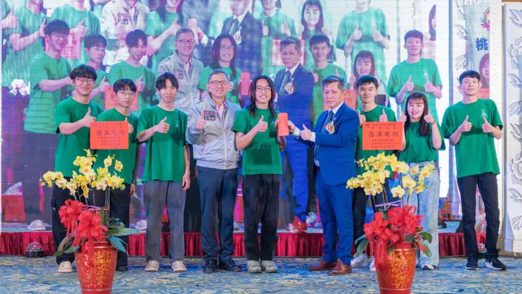 ▲桃園市副市長王明鉅頒發獎學金。(桃園市社會局提供)
