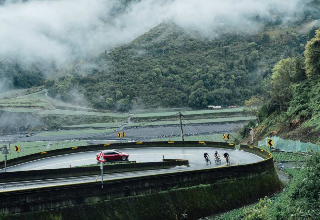 春季KOM在雲霧繚繞的北臺灣綠油油鄉間舉行。 (中華民國自行車騎士協會提供)