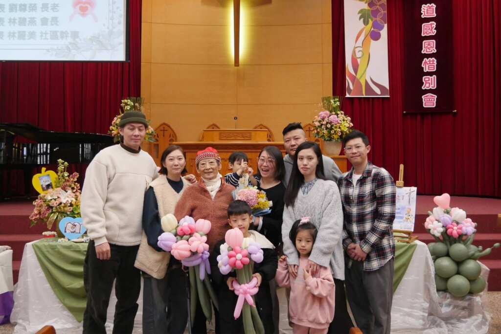 ▲李明瑛(左三)第三場,也是與家人團圓的人生最後一場「生前告別式」,用自己喜歡的方式說再見,讓愛沒有遺憾。(彰基醫院提供)