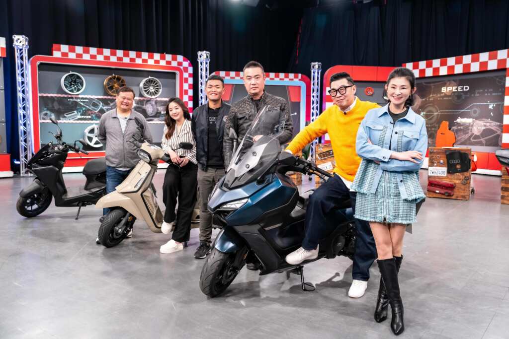 ▲馬力歐(右二)不論拍戲、上通告，都以機車代步，即使颳風下雨也照騎不誤，坦言最大原因就是「省錢」（TVBS提供）