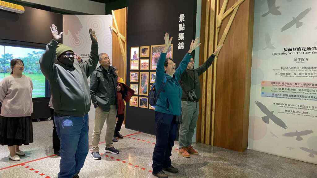 ▲WBC委員們參訪「八卦山脈生態遊客中心暨灰面鵟鷹主題館」,體驗AR、VR等科技,稱讚不已!(參山處提供)