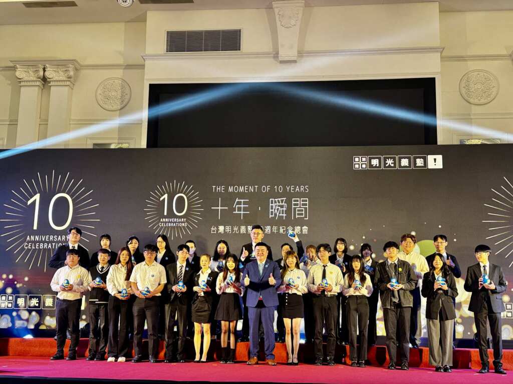 ▲明光文教總經理陳敬仁頒發優秀教師獎。(記者林明佑翻攝)